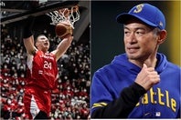 シアトル出身のバスケ日本代表ホーキンソンとイチローさんが対面。ツーショット写真が公開された。(C)FIBA, Getty Images