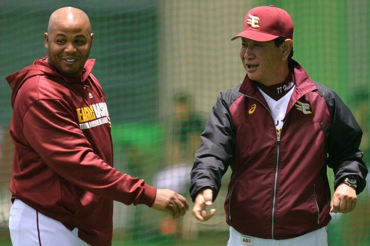 星野監督（右）と談笑するジョーンズ（左）。大物メジャーリーガーの風格と陽気な性格が、若いチームと闘将の間を橋渡しした。写真：産経新聞社