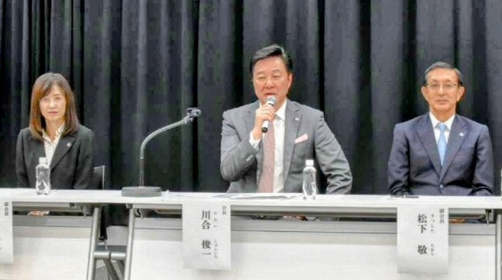 会見に臨む須藤実和副会長、川合俊一会長、松下敬副会長（左から）。写真：北野正樹