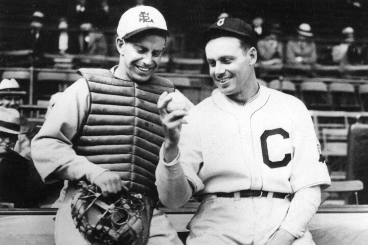 ウェス・ファーレル(右)は通算193勝＆38本塁打。31年の９本塁打は投手の歴代最多記録だ。兄リック(左)は捕手だった。(C)Getty Images