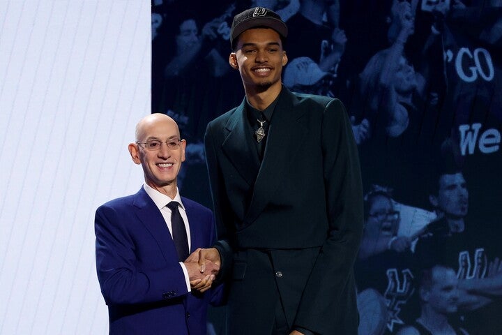 22日のドラフトで１位指名を受け、NBAキャリアが幕を開けたウェンバンヤマ（右）。今季はその一挙手一投足に注目が集まりそうだ。(C)Getty Images