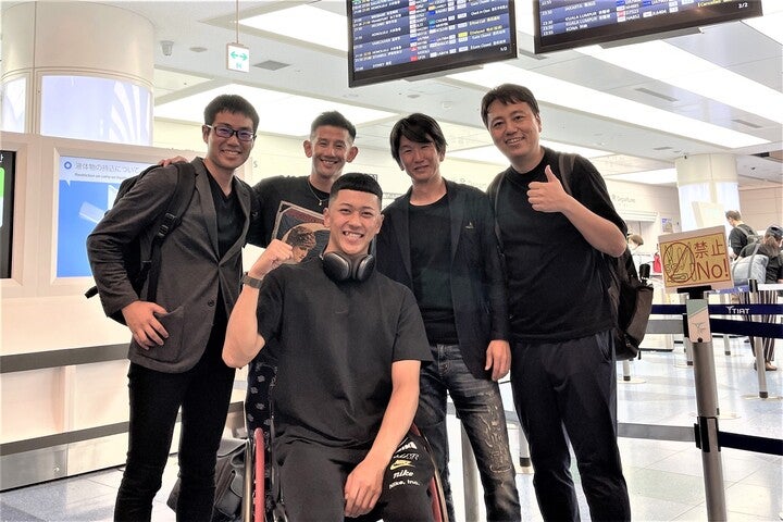 写真中央が小田凱人。右から軍司和久さん、長谷川光さん、熊田浩也コーチ、丹羽文太郎さん。写真提供：トップアスリートグループ