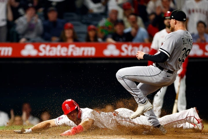 トラウト（中央）が執念のヘッドスライディングで、エンジェルスがサヨナラ勝ちを収めた。(C) Getty Images