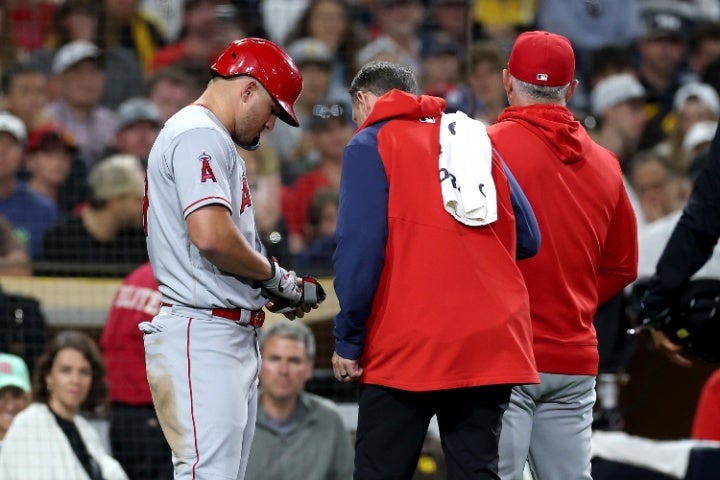トラウト（左）が試合中に左手首を負傷し、ネビン監督（右）は交代を告げた。(C)Getty Images