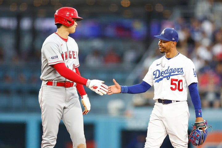 大谷翔平（左）とムーキー・ベッツ（右）が会話するシーンが試合中に見られた。(C)Getty Images