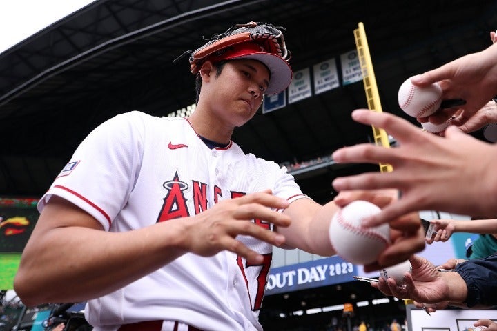 オールスターの前日会見で日米メディアに囲まれた大谷。(C)Getty Images