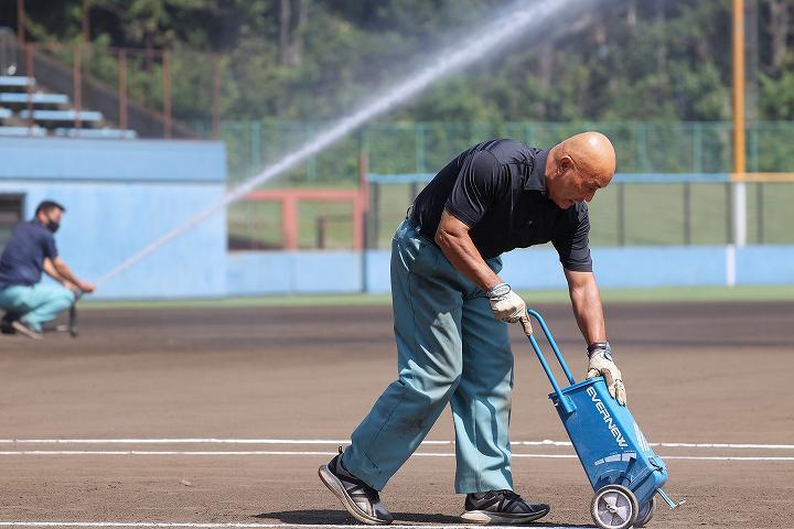 「裏方の仕事は自分に合っている」と語る賀澤さん。21年からグラウンド整備の仕事を続けている。写真：大友良行