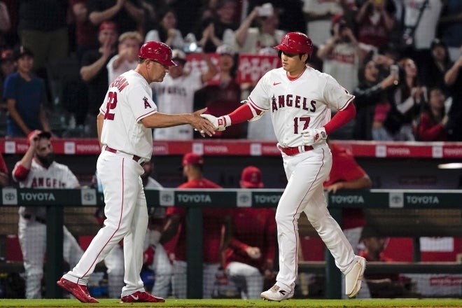 大谷が絶対的守護神から放った33号HR。これが呼び水となり、世紀のサヨナラ劇の幕が上がった。(C)AP/AFLO