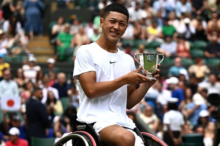 ライバルのヒューエットを破ってウインブルドン初優勝を飾った小田凱人。車いすテニスの王者の座を揺るぎないものとした。（C）Getty Images