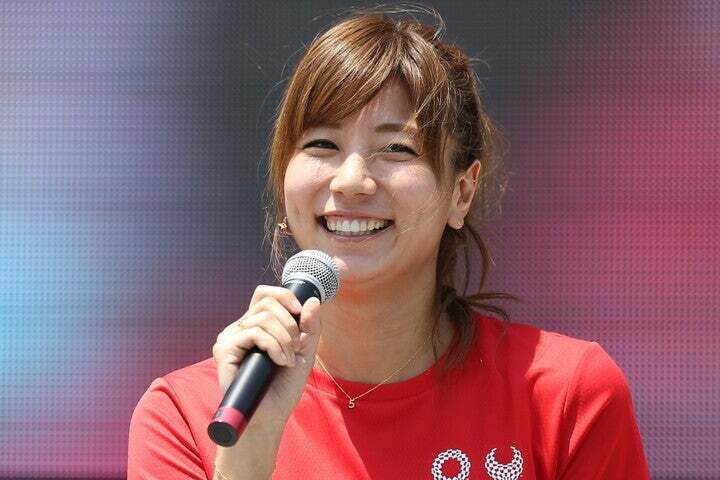 大人の上品コーデをSNSで公開した青木さん。まぶしい笑顔も披露している。写真：アフロスポーツ