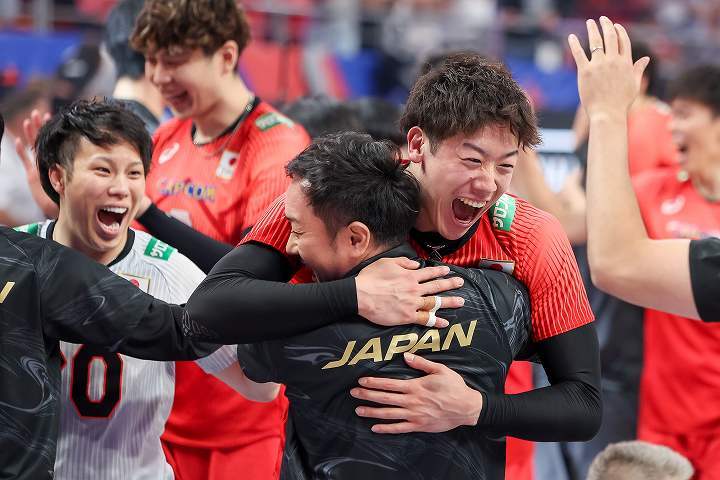 ３位を決め喜ぶ日本代表の面々。石川と山本が歓喜の抱擁を見せる。写真：Newspix.pl/アフロ