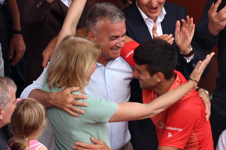 今年６月の全仏オープンで優勝を喜び合うジョコビッチ・ファミリー。父親のスルジャン氏（中央）は、過酷な選手生活から身を引いた後の息子の幸せを願っている。(C)Getty Images