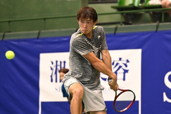 高校卒業と同時に渡米したため国内での試合出場は4年ぶりとなる菊地裕太が『SBCドリームテニスツアー・ファーストラウンド』を制した。写真：(C)SBCDREAMTENNIS/長浜功明