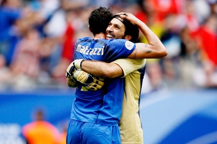 ドイツW杯のチェコ戦でマテラッツィはブッフォンと抱擁。(C)Getty Images