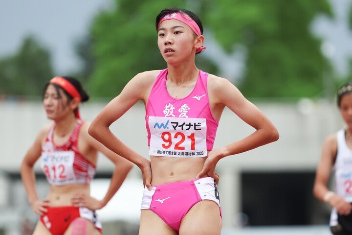 800ｍ準決勝で全体１位通過を果たしたルーキーの久保凛。写真：滝川敏之