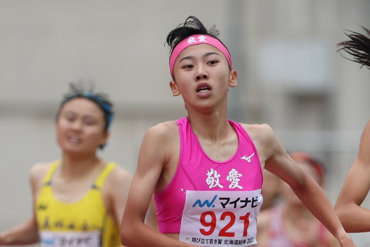 高１の久保が800ｍを２分６秒41で制した。写真：滝川敏之