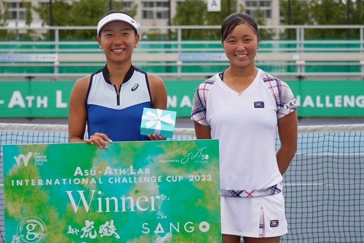 ITFツアーの「W15札幌」２週目、優勝したナクロ（左）と準優勝の奥脇莉音（右）。奥脇はキャリア初の決勝進出だった。写真：(C)JWT50