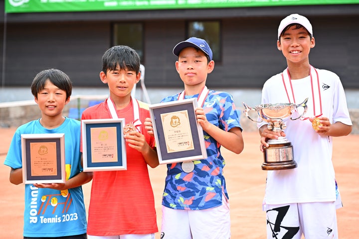 写真右から優勝：中島一輝、準優勝：久野佑隼、３位：山崎あさひ、４位：安居院虹斗。写真：金子拓弥（本誌写真部）