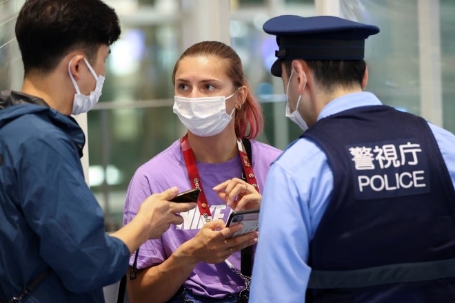 羽田空港の警察に助けを求めたツィマノウスカヤ。周辺は騒然となった。(C)REUTERS/AFLO