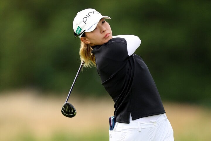 AIG全英女子オープンの予選敗退後、渋野はファンのために即席サイン会を行なった。(C)Getty Images