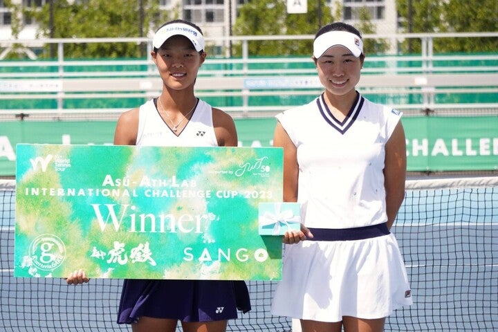 ITFツアーの「W15札幌」３週目、優勝したバク（左）と準優勝の倉持美穂（右）。写真：(C)JWT50