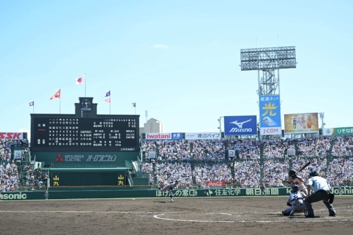 熱闘が連日繰り広げられている夏の甲子園。深紅の大優勝旗を掴むのは、はたして――。写真：THE DIGEST写真部