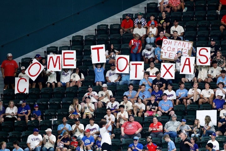 大谷に対して敵ファンが「Come to Texas」のボードを掲げた。(C)Getty Images