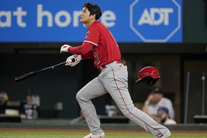 大谷が決勝点となる42号ソロホームランを放った。写真：AP/アフロ