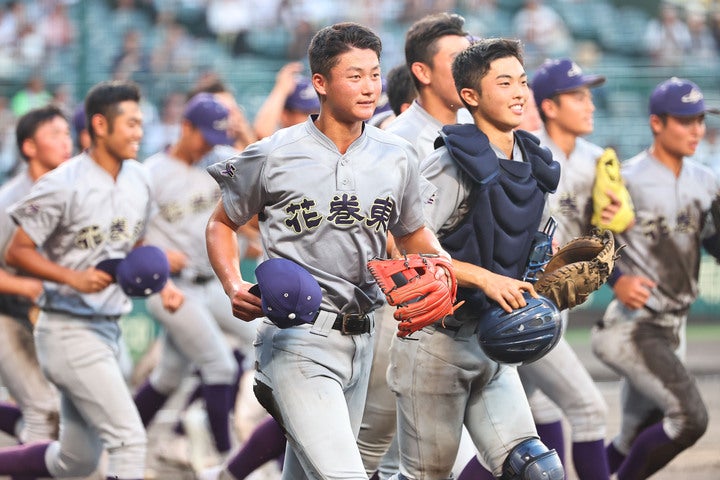 ベスト８に進んだ花巻東の選手たち。写真：梅月智史（THE DIGEST写真部）