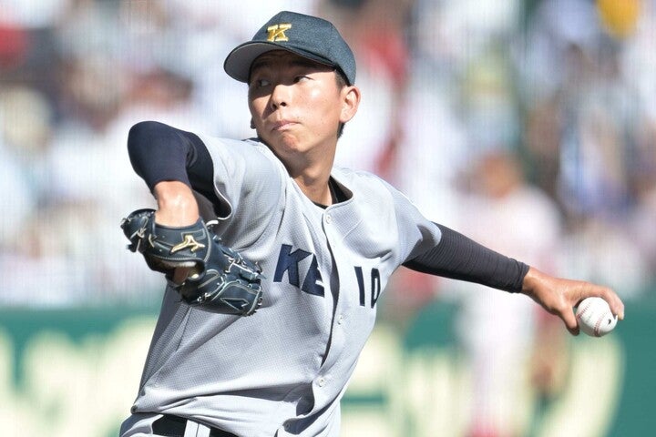 鈴木は今夏の甲子園では初めての先発。強豪・沖縄尚学を粘りのピッチングで抑え込んだ。写真：金子拓弥（THE DIGEST写真部）