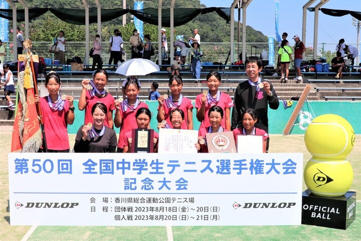 重圧と戦いながら大会４連覇という偉業を達成した山陽女学園の選手たち。写真：スマッシュ編集部
