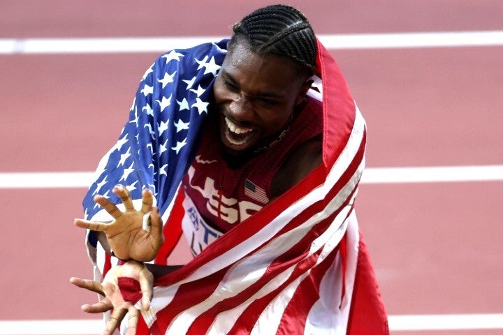 100mで金メダルを獲得したライルズは記念撮影で“かめはめ波”のポーズを披露した。(C)Getty Images