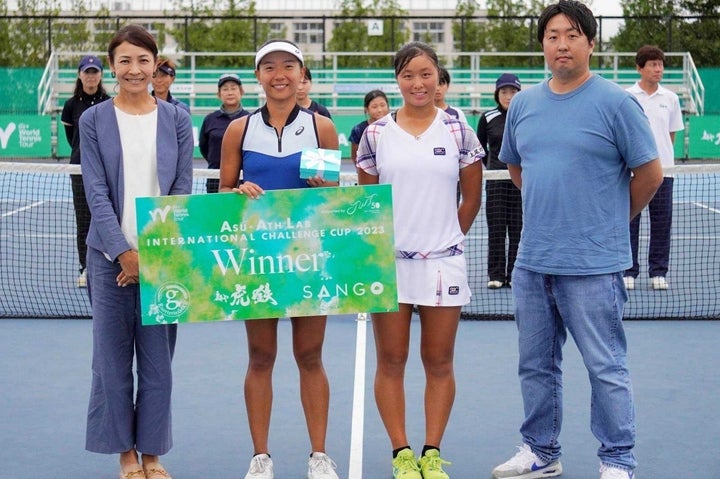 札幌の３大会でトーナメントディレクターを務めた小畑沙織（左端）。「ジュニアたちは１週目と３週目ではボールの質が違った」と語る。写真：JWT50