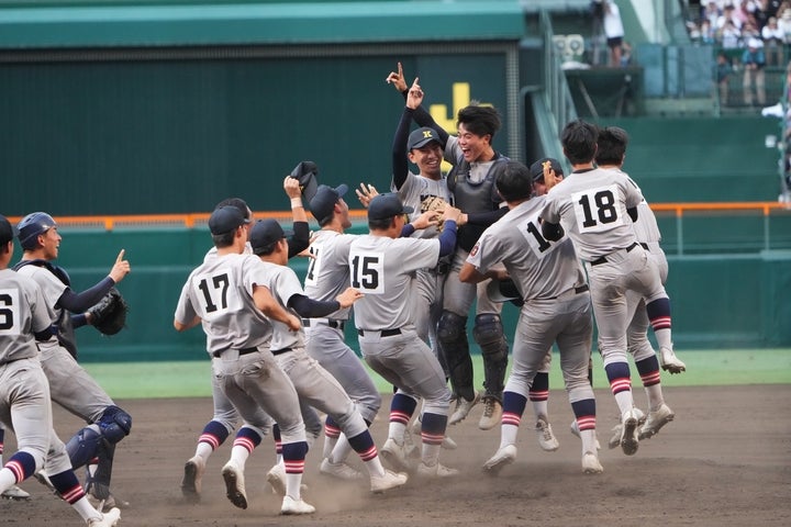 107年ぶりの優勝を果たし、喜ぶ慶應ナイン。写真：産経新聞社