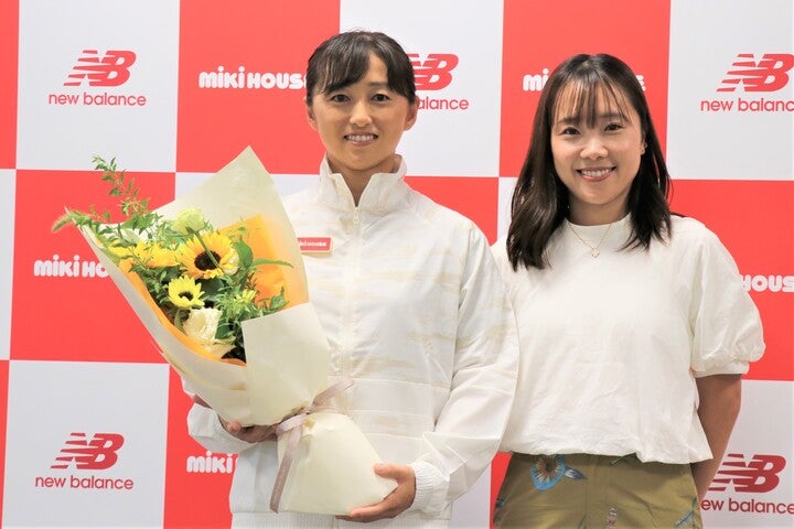 24日に行なわれた土居美咲（左）の引退会見では親友で元世界32位の奈良くるみ（右）が労いの花束を手渡した。写真：スマッシュ編集部
