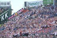 23日に行なわれた決勝では多くの慶應OBによって甲子園のスタンドは埋まった。(C)THE DIGEST写真部