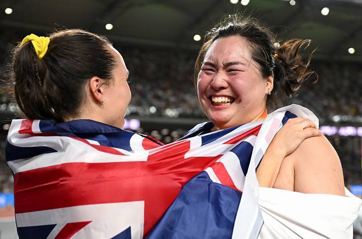 ともに戦った選手から祝福を受ける北口。やり投げ日本女子初の金メダルに輝いた。(C) Getty Images
