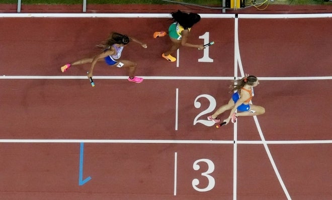 女子４×400mリレー決勝のゴールシーン。(C)REUTERS/AFLO