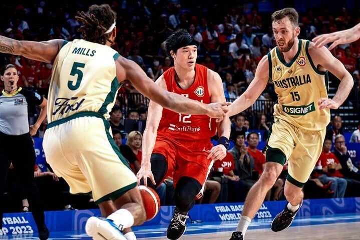 日本は優勝候補相手に好勝負を演じるも、最後は20点差で完敗。オーストラリアの20歳の新鋭ギディーに26得点を許すなど苦戦を強いられた。(C)FIBA