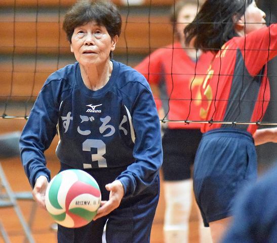 87歳の「すごろく」監督兼選手の 伊藤好子さん 写真：北野正樹