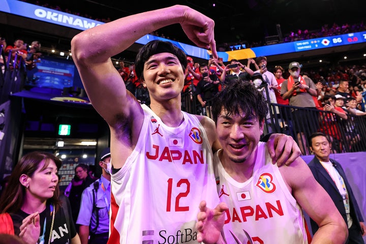 比江島(右)は、21得点の渡邊を上回る23得点を奪取し、日本を逆転勝利に導いた。(C)Getty Images
