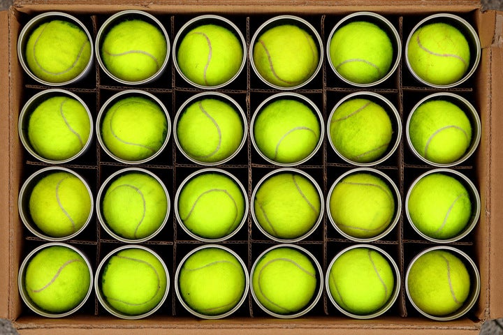 テニスボールは黄色くてみな同じに見えてしまうが、材料や製法、製造精度などによって、飛球性能や耐久性、打球フィーリングに大きな違いがある。(C)Getty Images