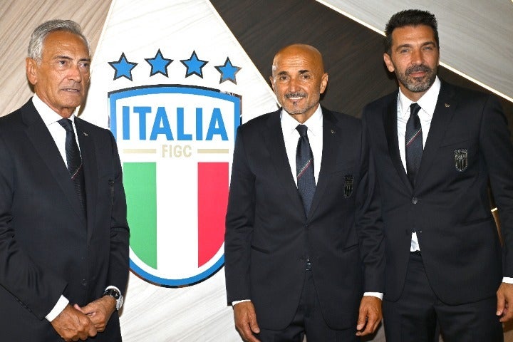 左から、FIGCのグラビーナ会長、スパレッティ新監督、代表チーム団長に就任したブッフォン。(C)Getty Images