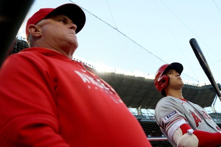 右脇腹を痛めた大谷の出場をネビン監督（左）は認めなかった。(C)Getty Images