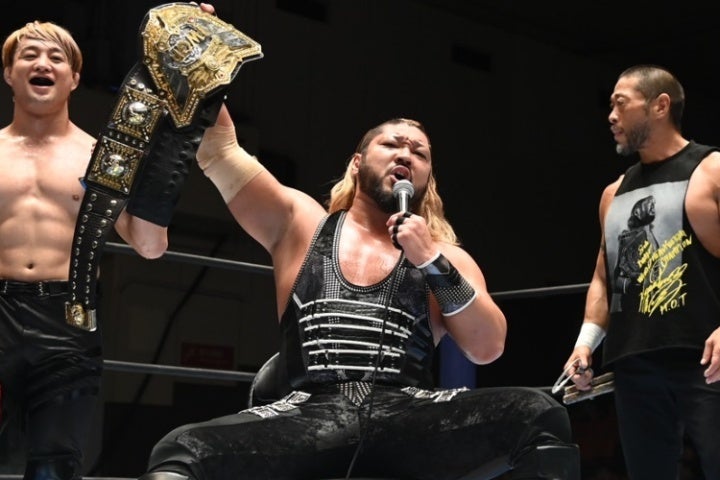 SANADAから強奪したベルトを堂々と掲げるEVIL（中央）。マイクパフォーマンスも饒舌だった。写真：新日本プロレスリング