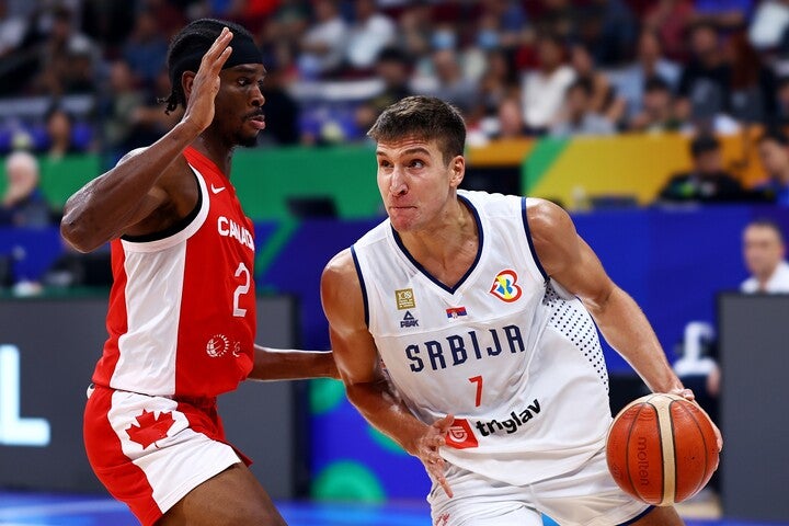 セルビアは23得点のボグダノビッチを筆頭に５人が２桁得点をマーク。カナダのギルジャス・アレキサンダー(左)は15得点にとどまった。(C)Getty Images