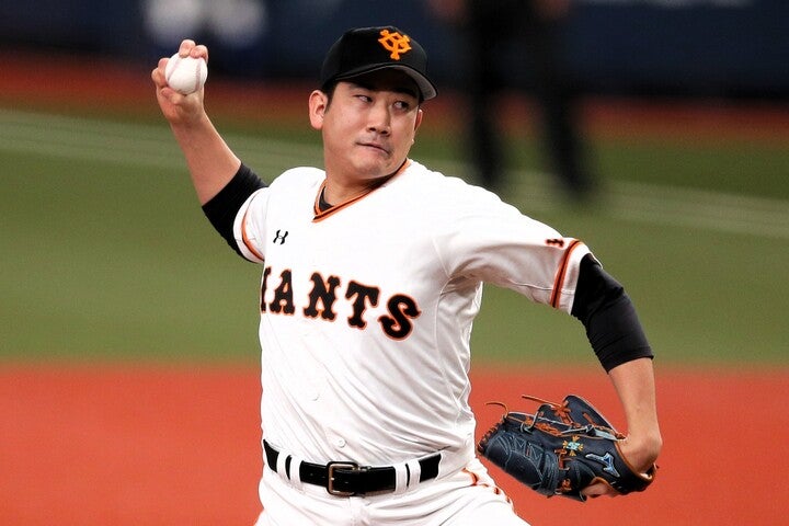 自らのバットで１点をもぎ取った菅野だが、その直後アクシデントに襲われた。(C)THE DIGEST写真部