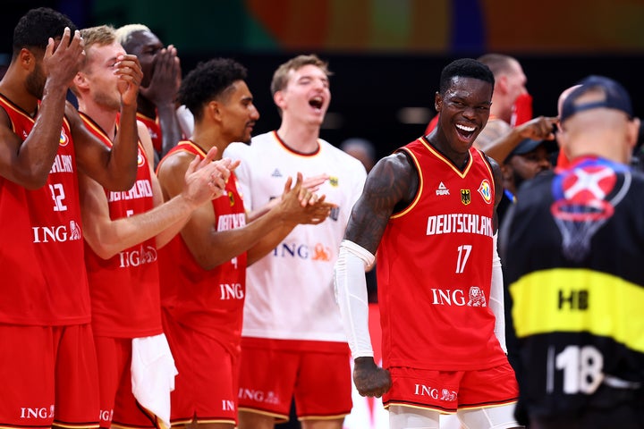 “３年計画”２年目のドイツは、NBA選手のシュルーダー(右)を中心に息の合ったプレーでアメリカを撃破した。(C)Getty Images