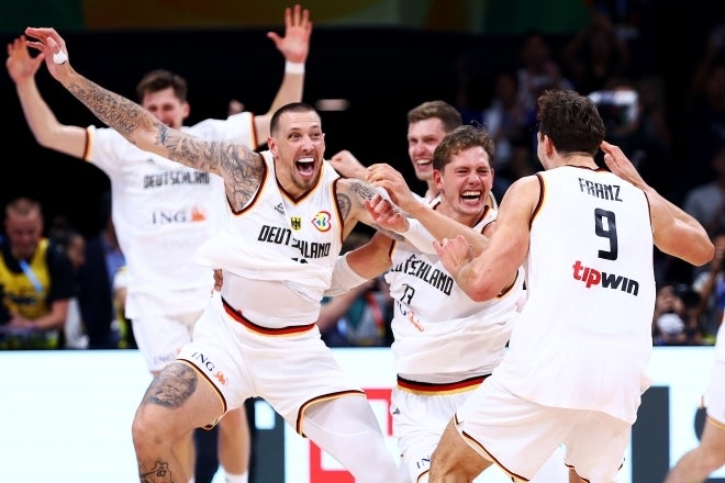 セルビアとの壮絶な激闘を制して初優勝を飾ったドイツ代表。バスケ界が歓喜に沸いたそのわずか１分後に…。(C)Getty Images