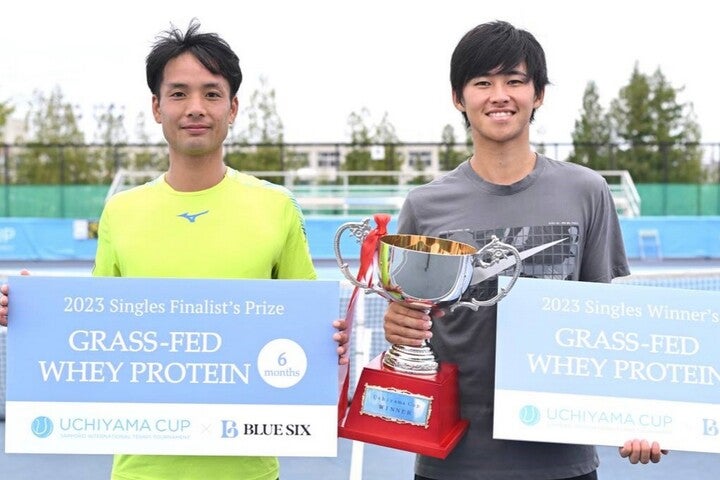 ITFツアーの「Uchiyama Cup」２週目、優勝した中川直樹（右）と準優勝の西脇一樹（左）。写真：（C）UCHIYAMA CUP 長浜功明